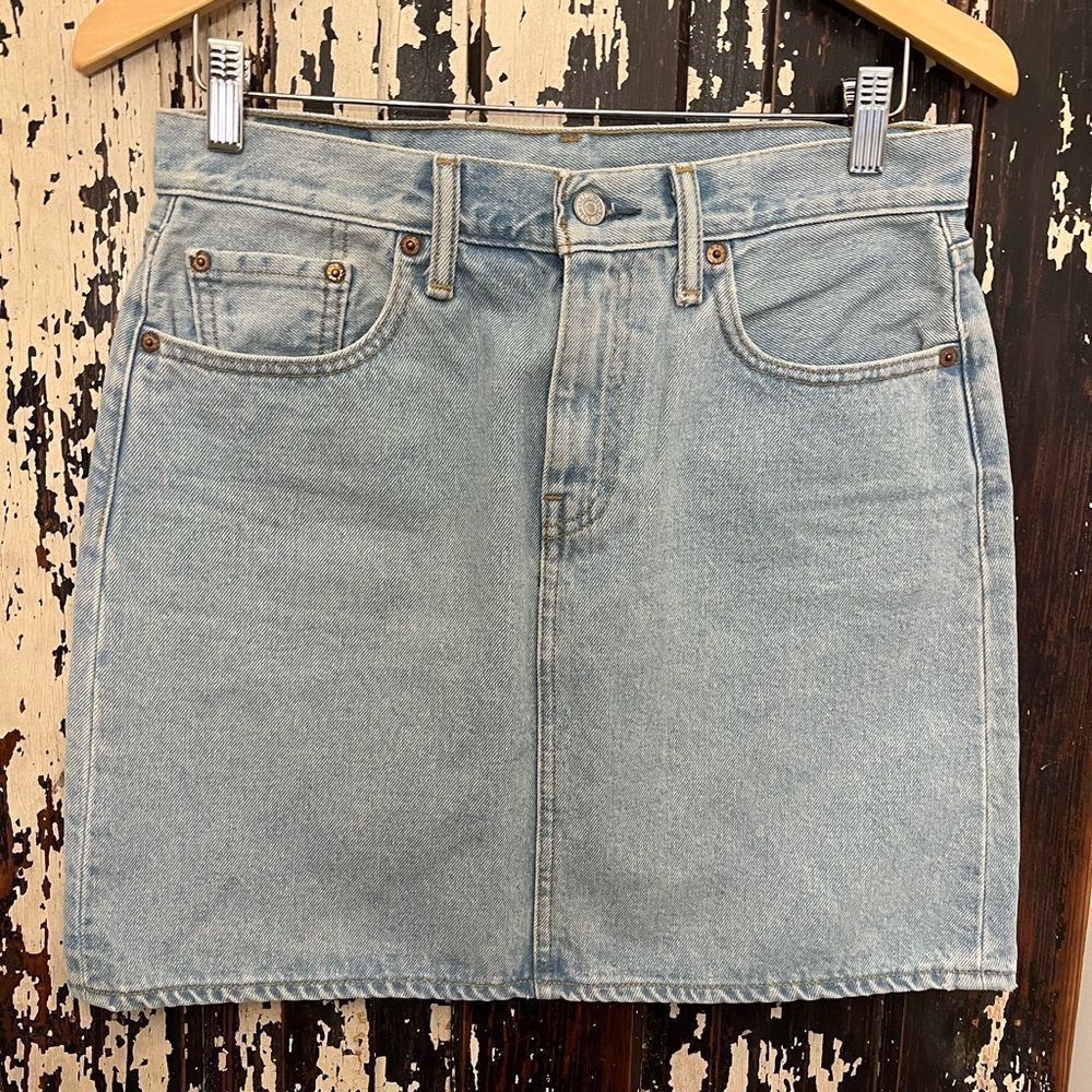 EUC Women’s Levi’s denim skirt. Size 27.